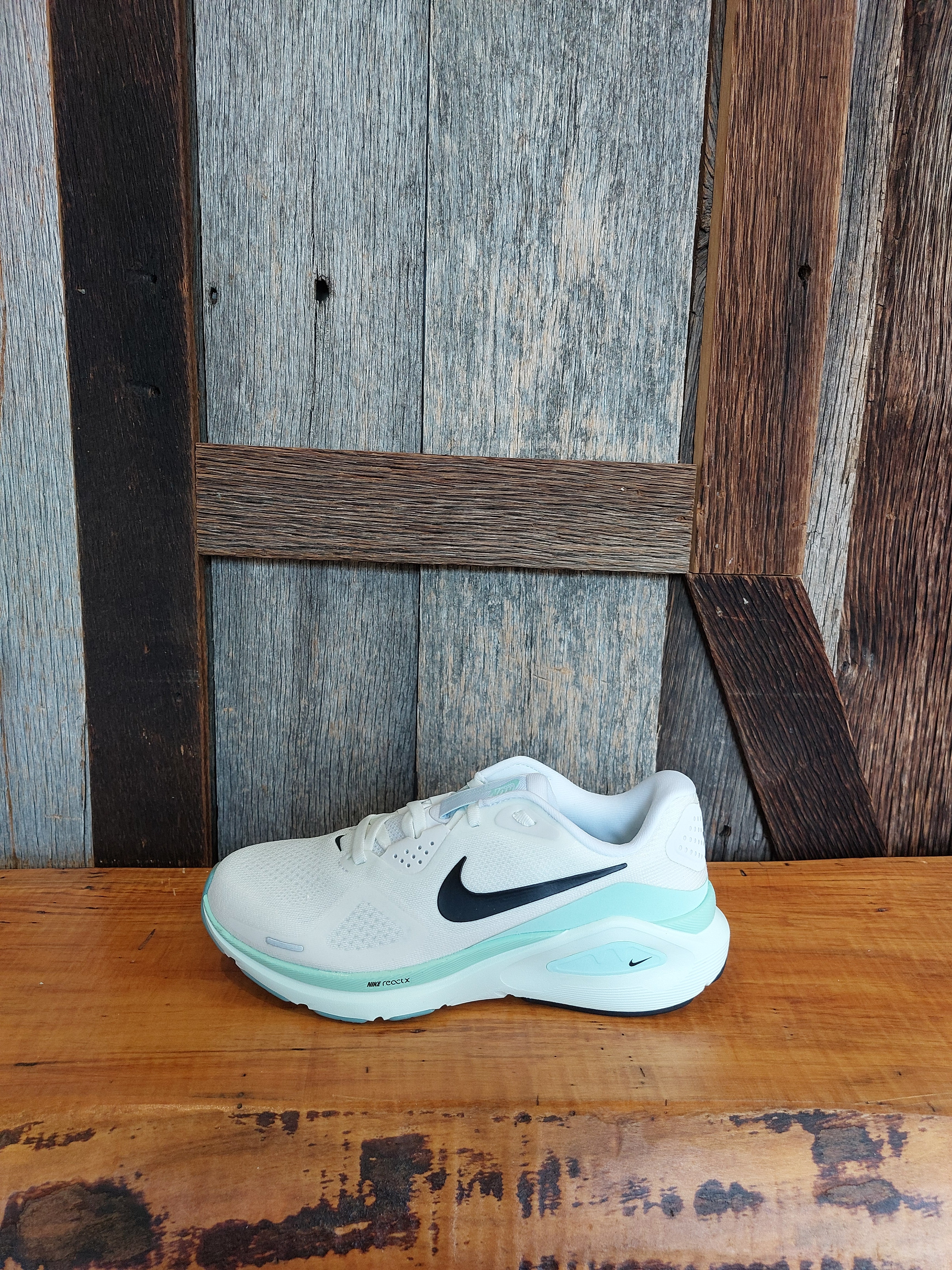W Nike Structure 26