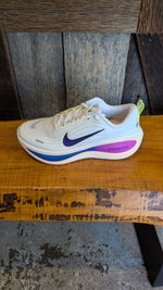 Load image into Gallery viewer, W Nike Vomero Plus
