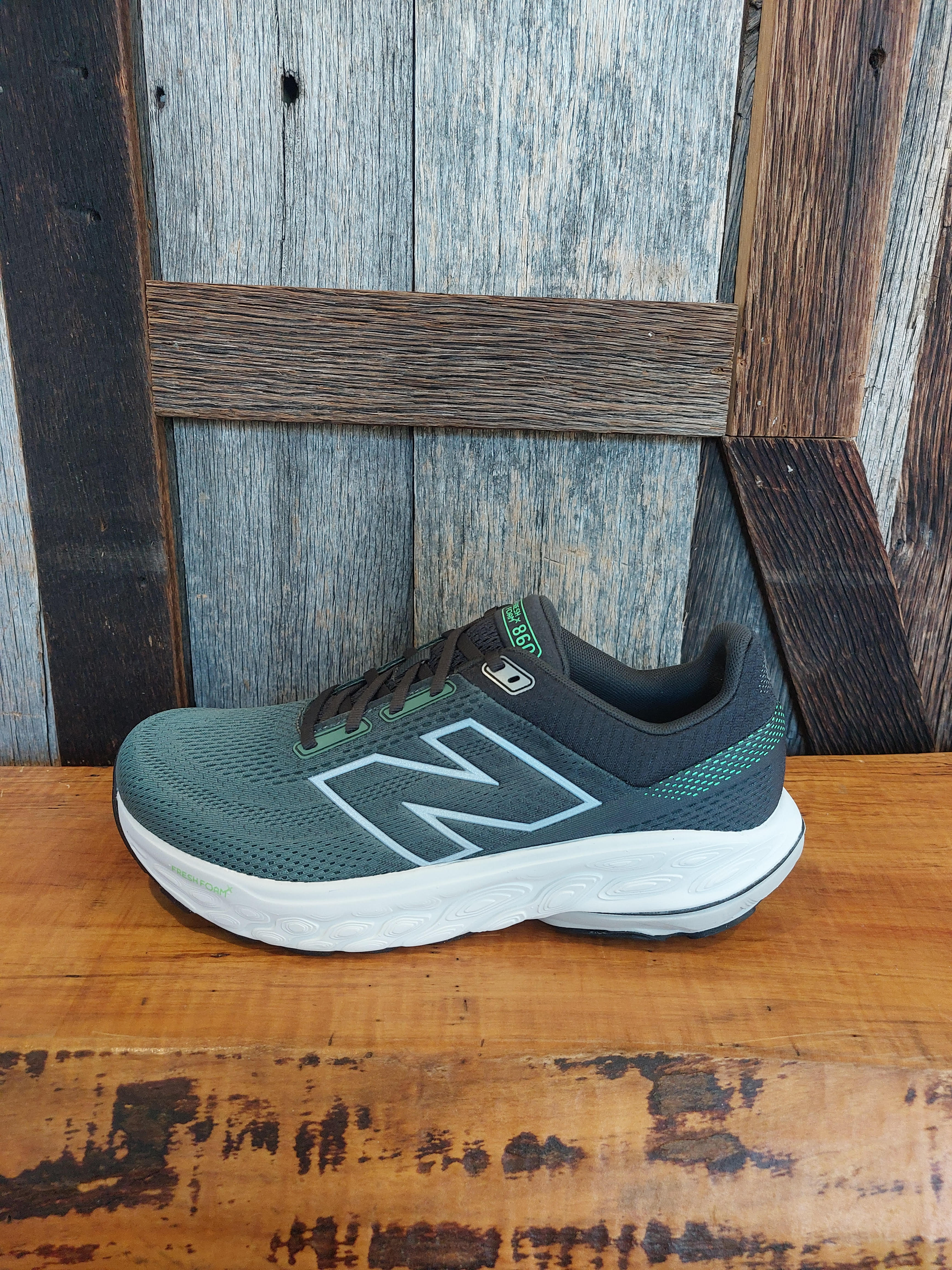 M New Balance 860v14
